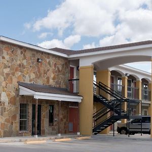 Super 8 By Wyndham San Antonio Near Fort Sam Houston